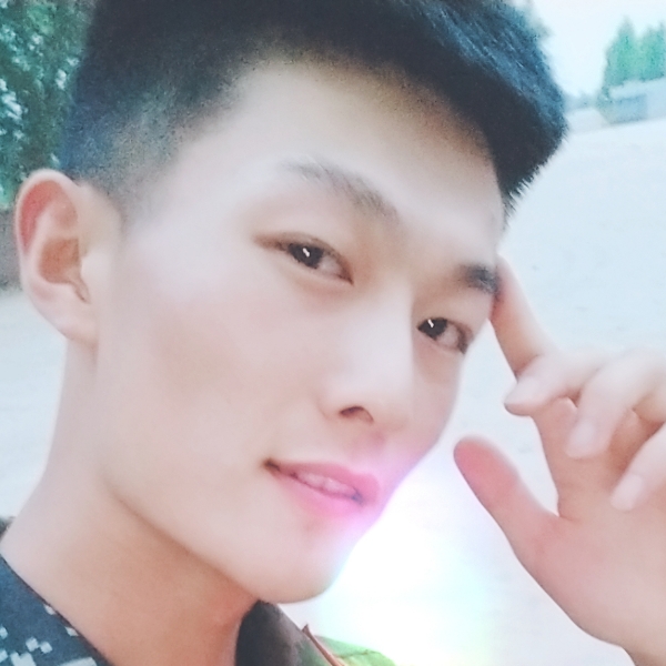 少女拿热心的照片