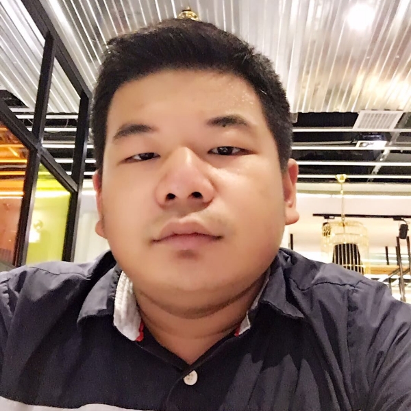 窗边看雨的照片