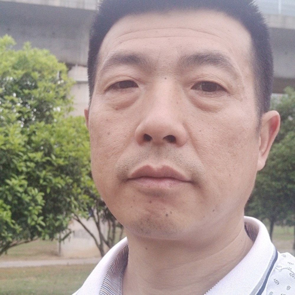 腼腆回首短靴的照片