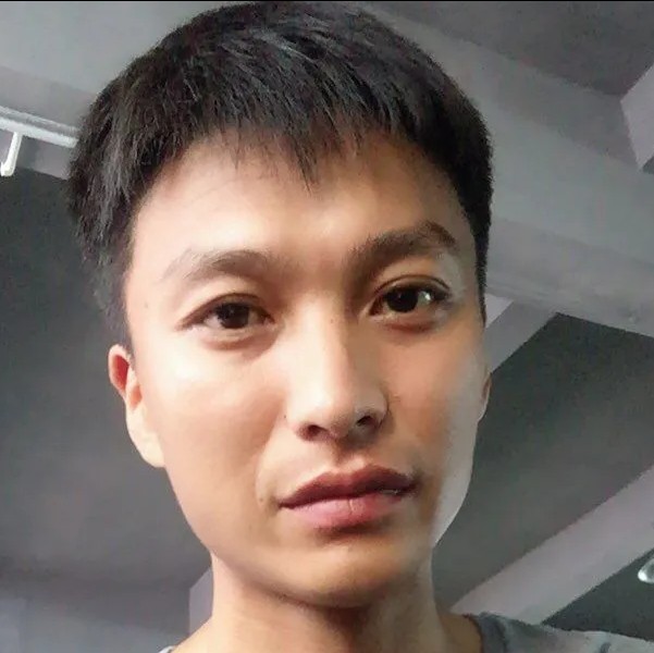 外向蹙眉孤心的照片