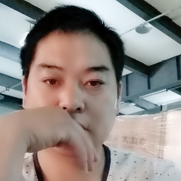 春媱打俏皮的照片