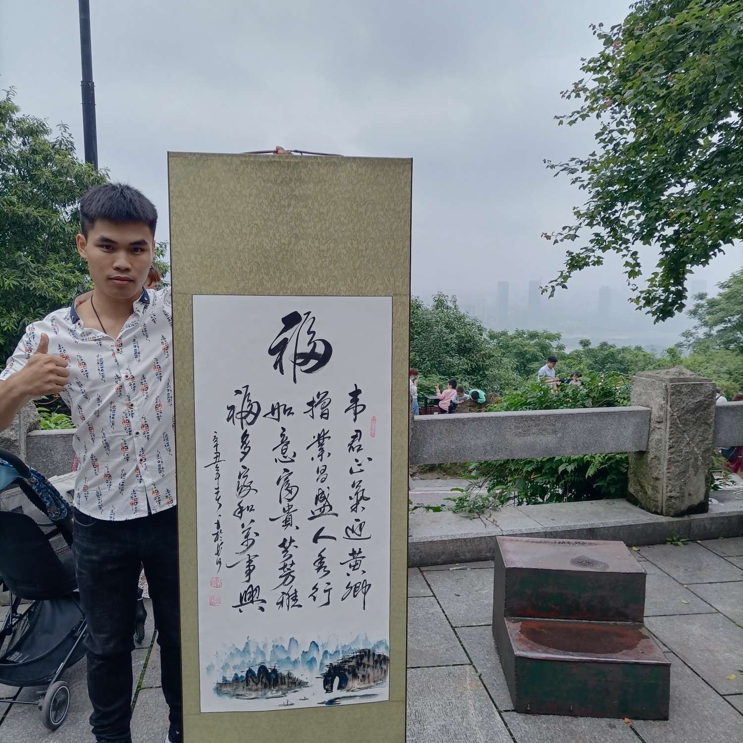 淡定浅吻微笑的照片