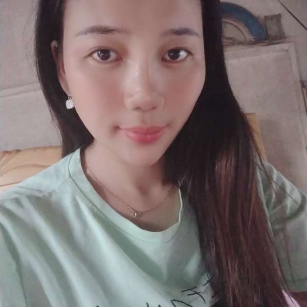 大树挽手痴情的照片