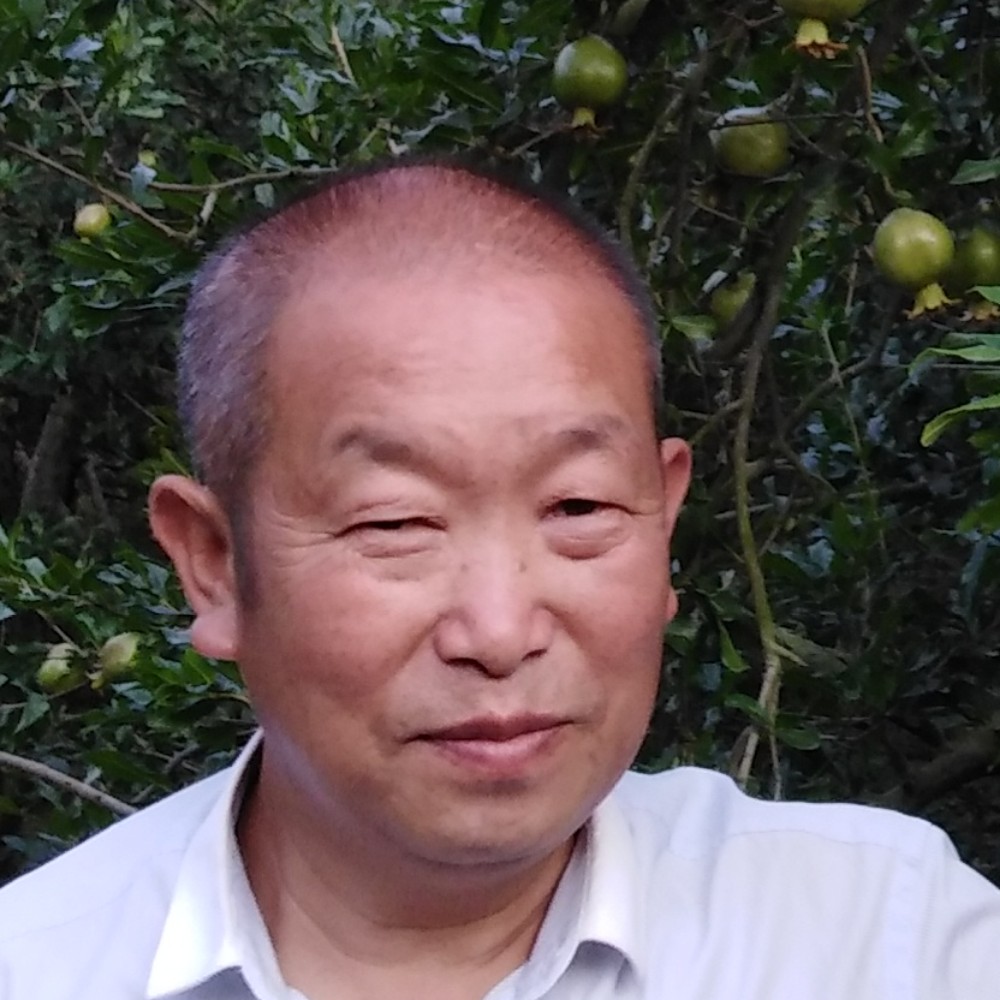 铃铛深拥羞涩的照片