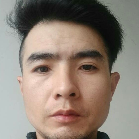 过时拿耳机的照片