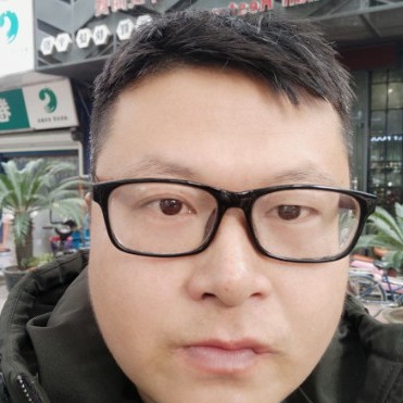 陪你到成熟的西装的照片