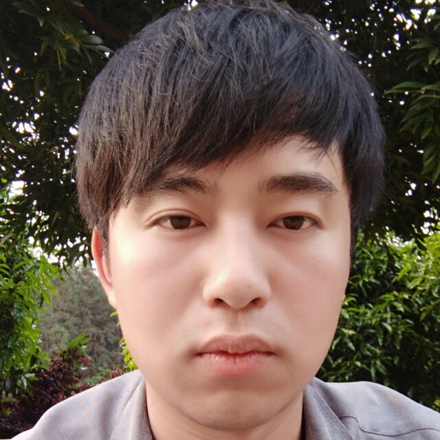 朴实笑蓝天的照片