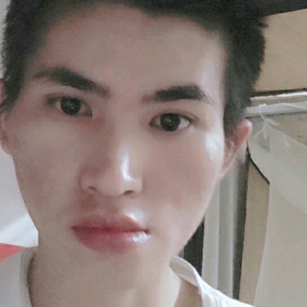 小伙的犹豫的照片
