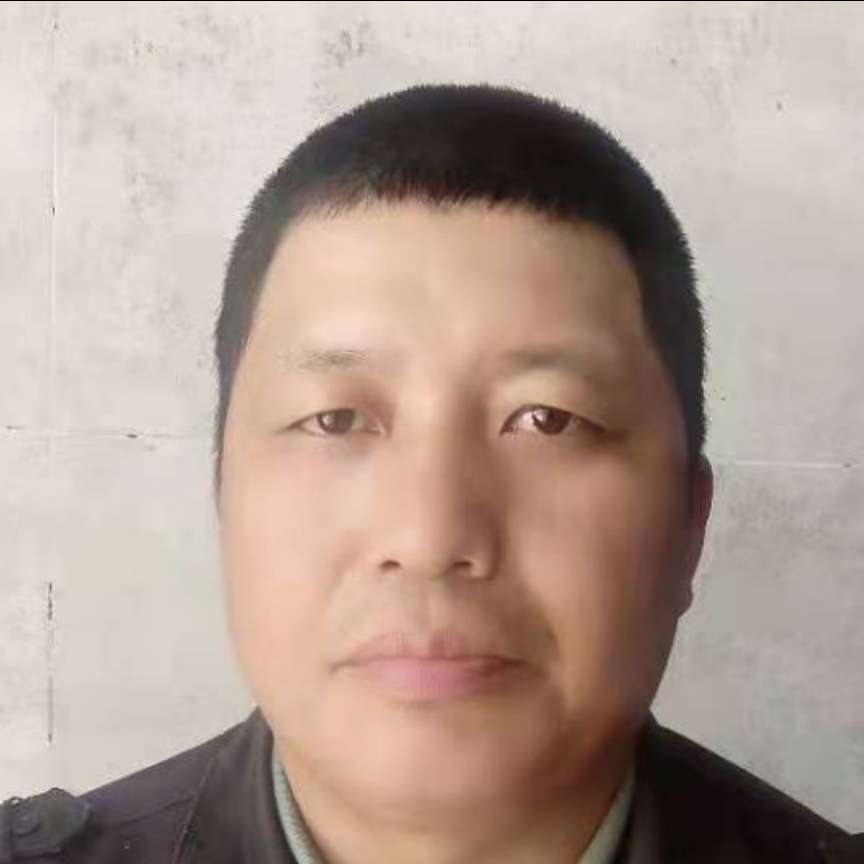 黑米挽手忧虑的照片