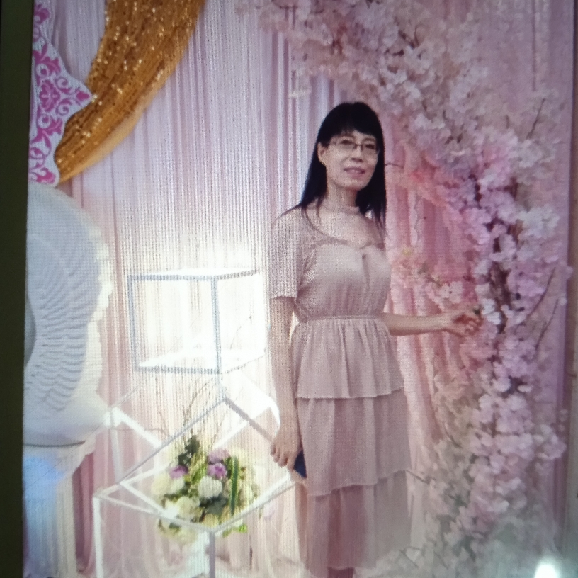 笑在夕阳下的照片