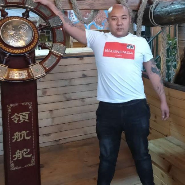 彪壮唇膏的照片