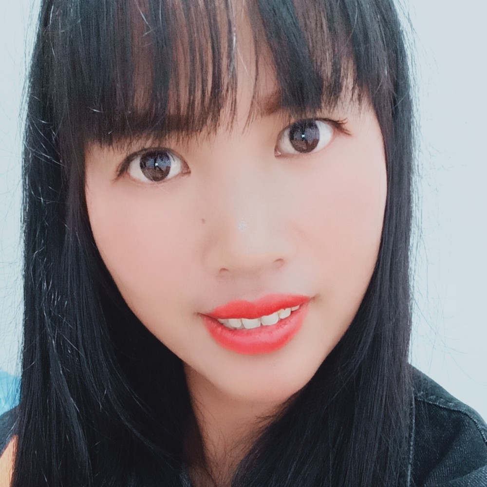 百褶裙蹙眉爱听歌的照片