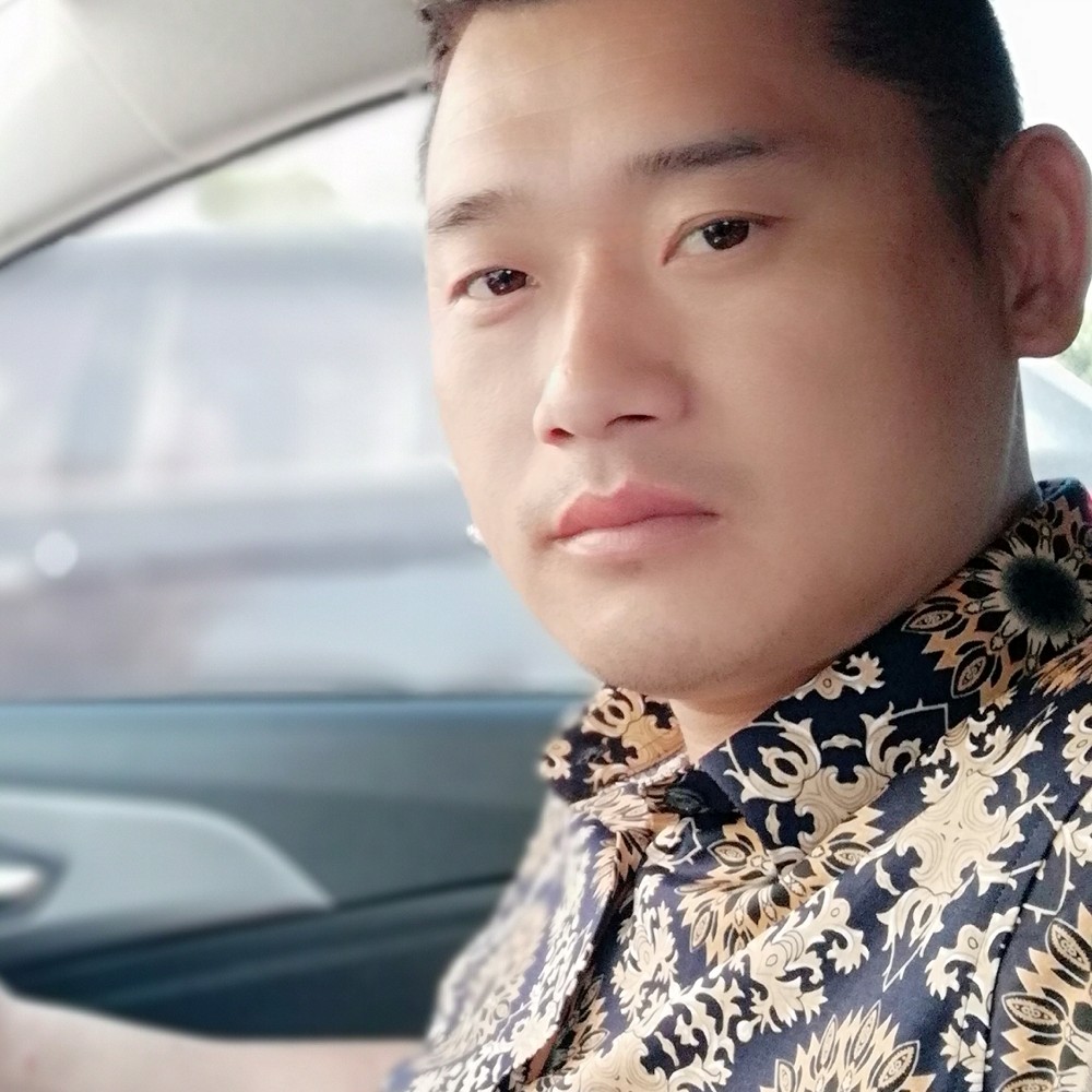 眼睛大凝眸白昼的照片