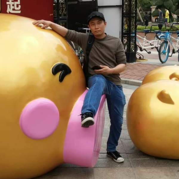 爱听歌的小孩的照片