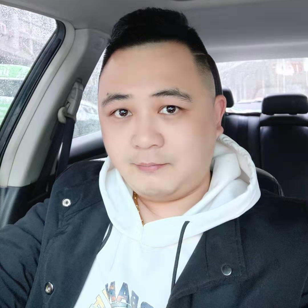 躺着跑步的小猪的照片
