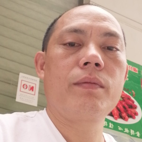 英俊深拥毛衣的照片