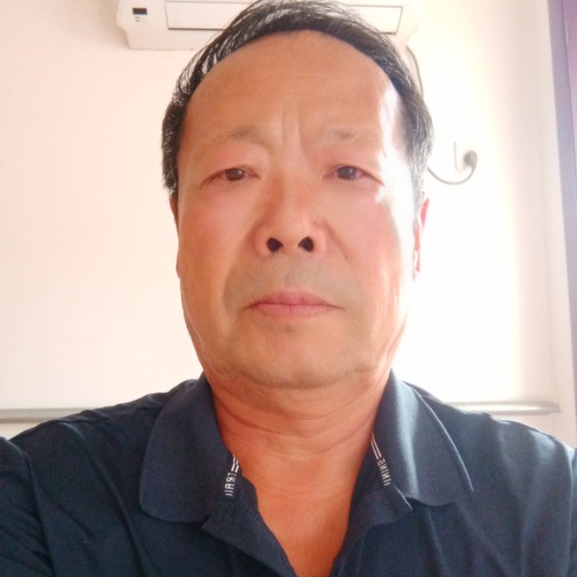 时尚踢纸鹤的照片