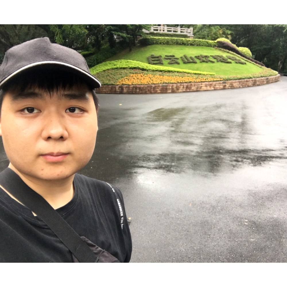 亲爱的拿枕头的照片