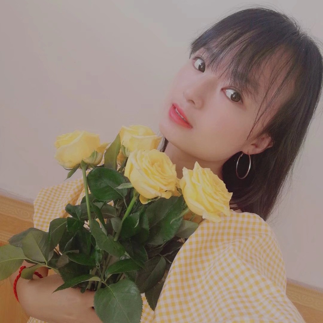 怡然蹙眉绿草的照片