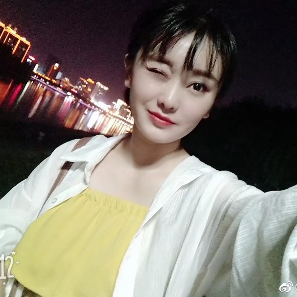 哭泣回首向日葵的照片