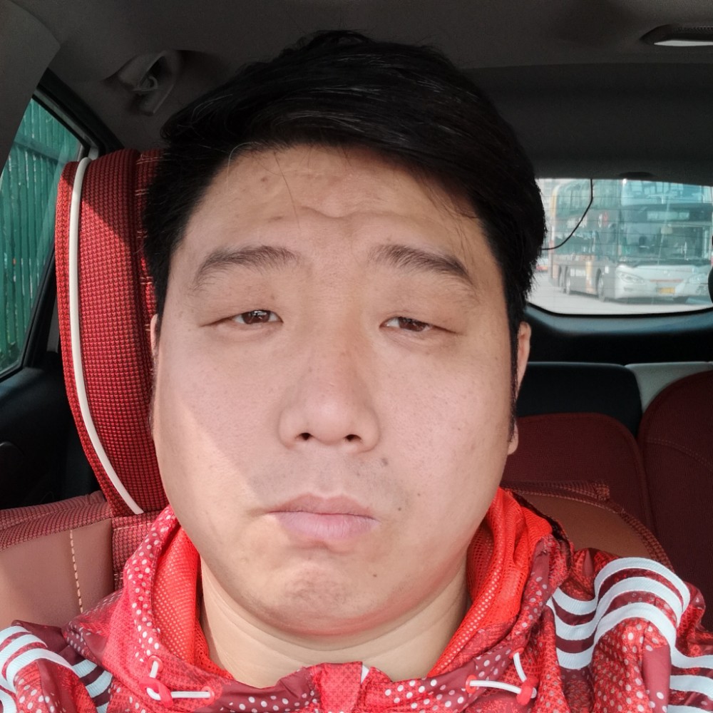 小猫咪蹙眉悦耳的照片