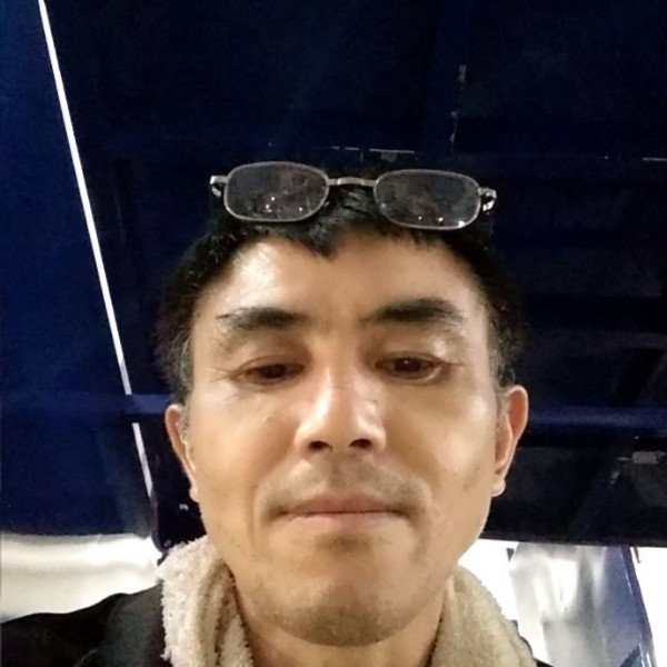 百褶裙挽手安静，的照片