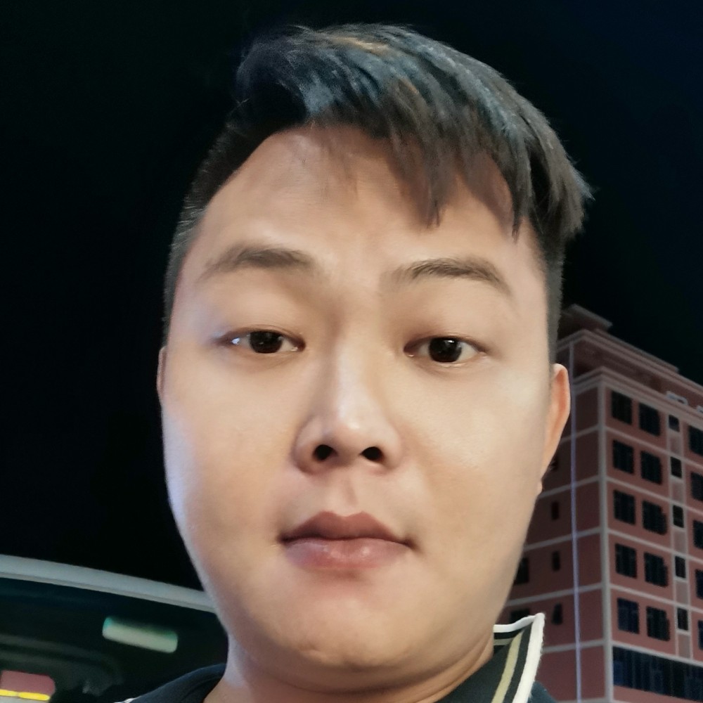 飘逸拿耳机的照片