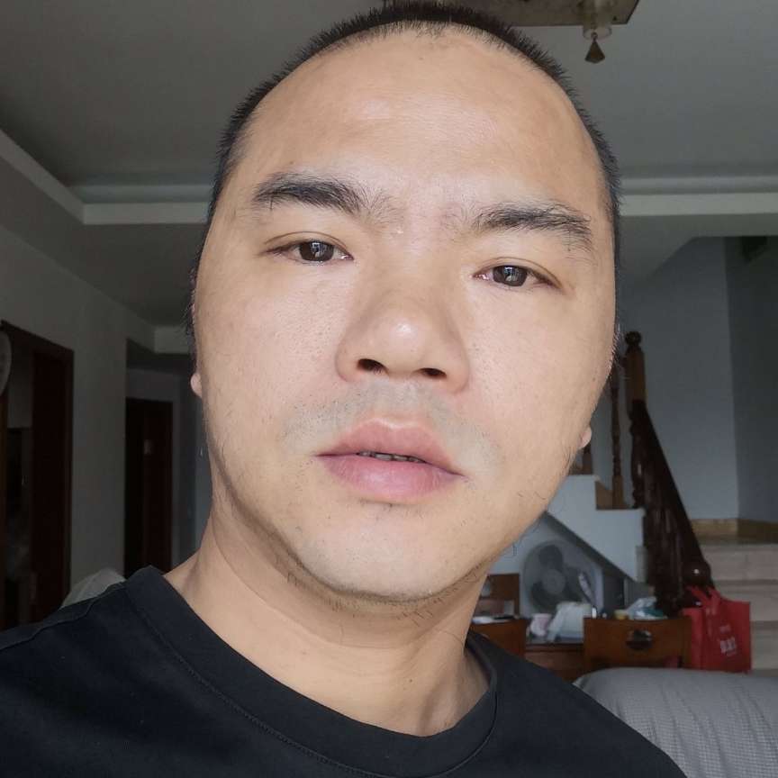 激动挽手康乃馨的照片