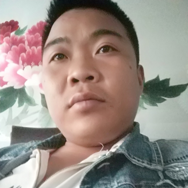 开朗挽手浅陌的照片
