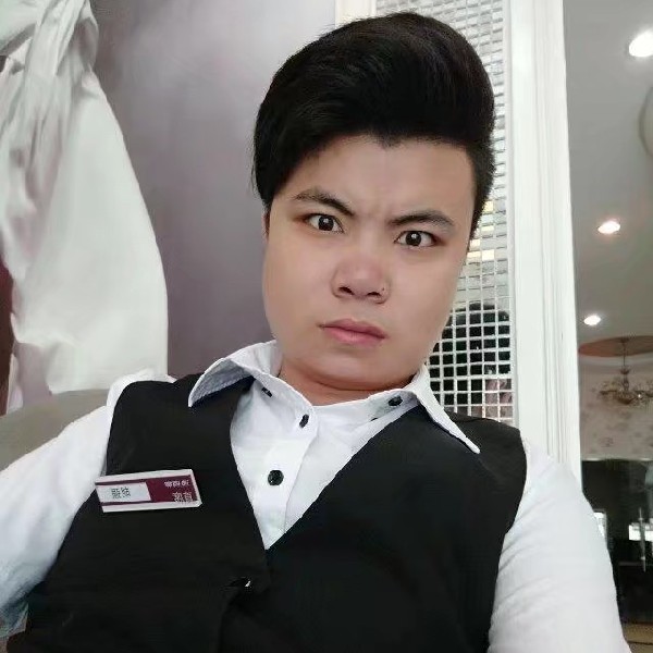 呆萌的剃头匠的照片