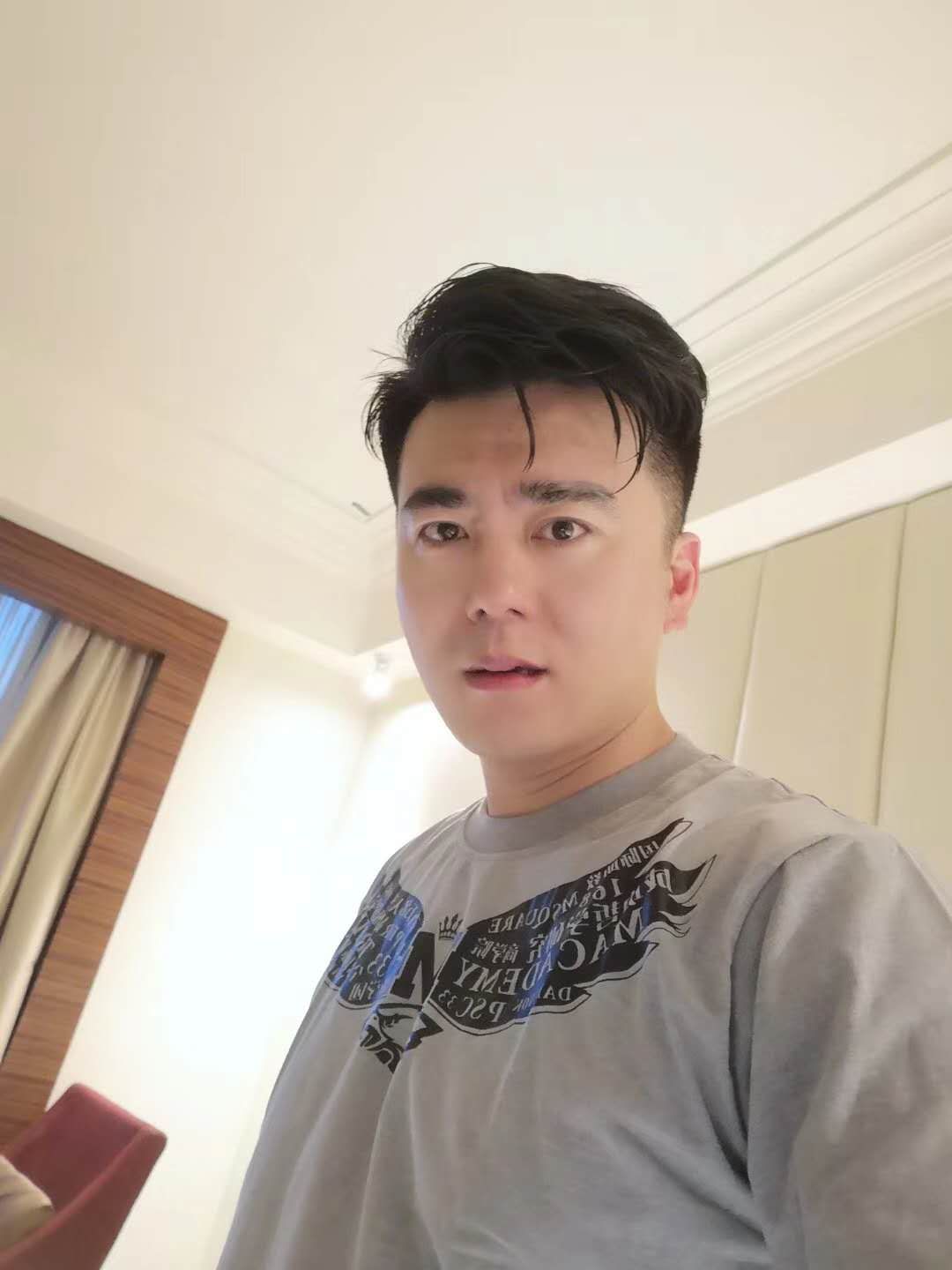 达宽厚的肩膀的照片