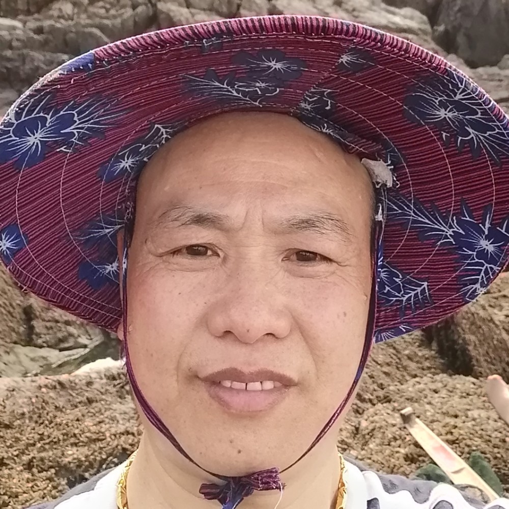 蓝天蹙眉调皮的照片