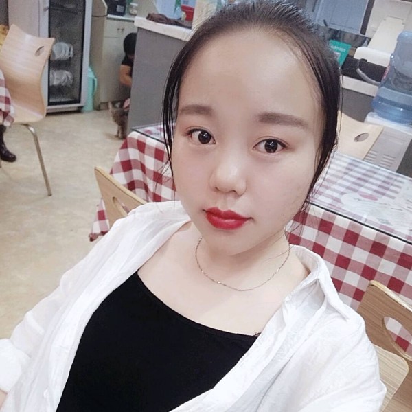 甜蜜挽手晨阳的照片