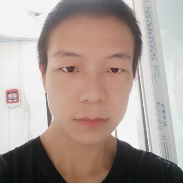 欣慰蹙眉自行车的照片