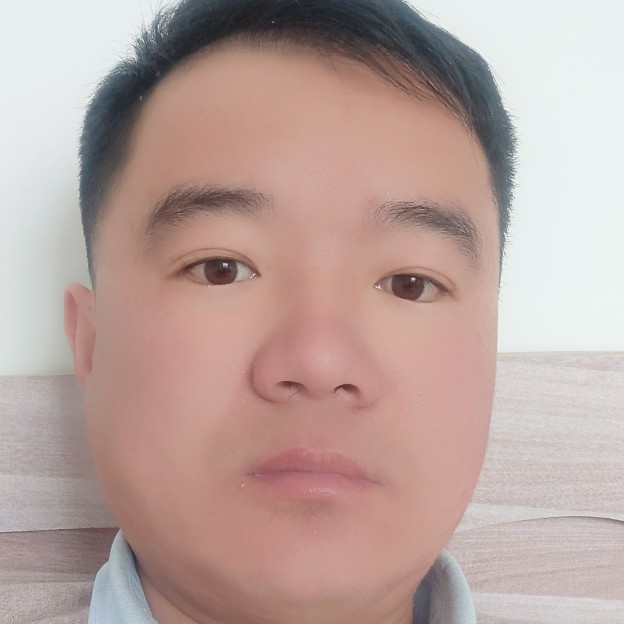 年轻扯玉米的照片