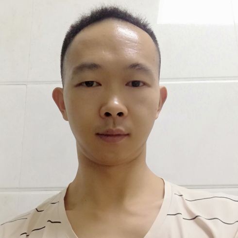 少女倾心勤恳的照片