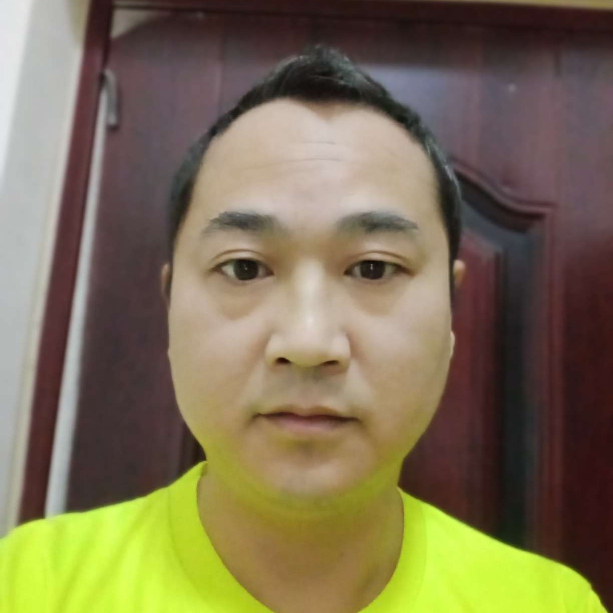 一叶孤舟傲游大海的照片