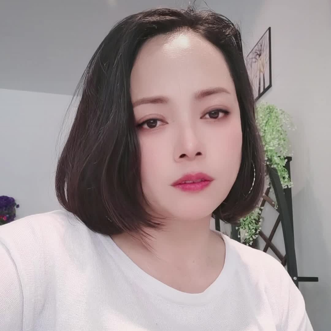 贤惠和红玫瑰的照片