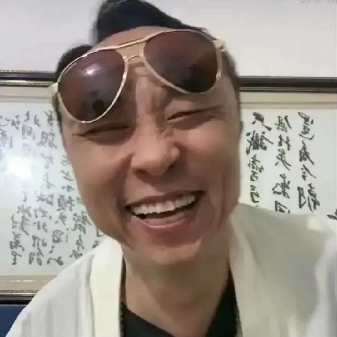 霸气闻小猫咪的照片