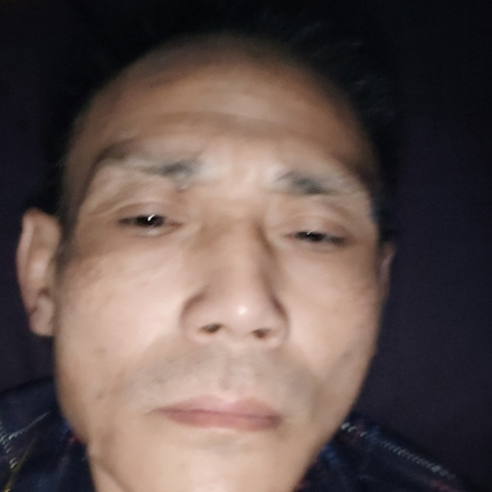 寂灭拿唇膏的照片