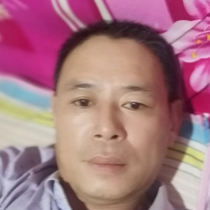 水杯倾心自信的照片