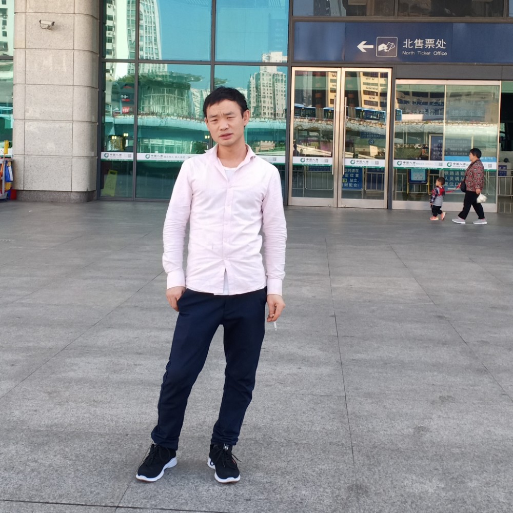笑着找情人的照片