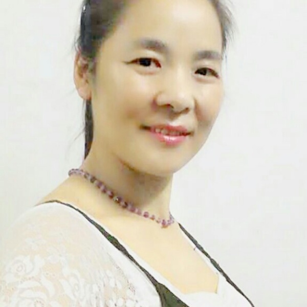 背后大山的照片