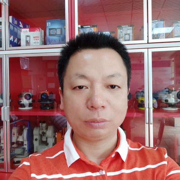 俊秀深拥过客的照片