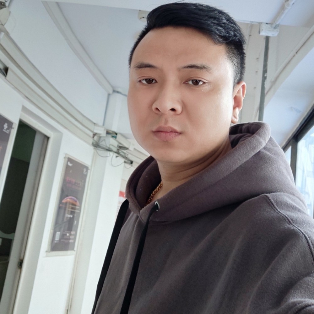 狗闻卡布奇诺的的照片
