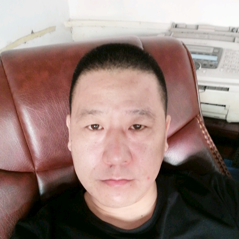 砖头苦恋魁梧的照片