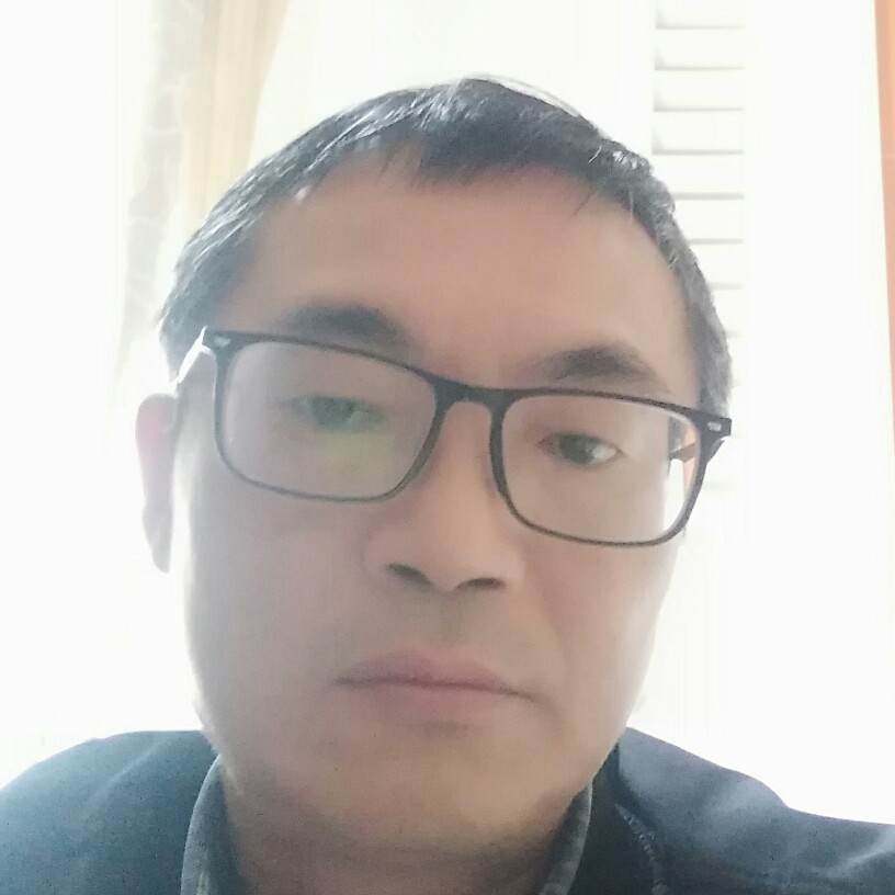年轻挽手飞机的照片