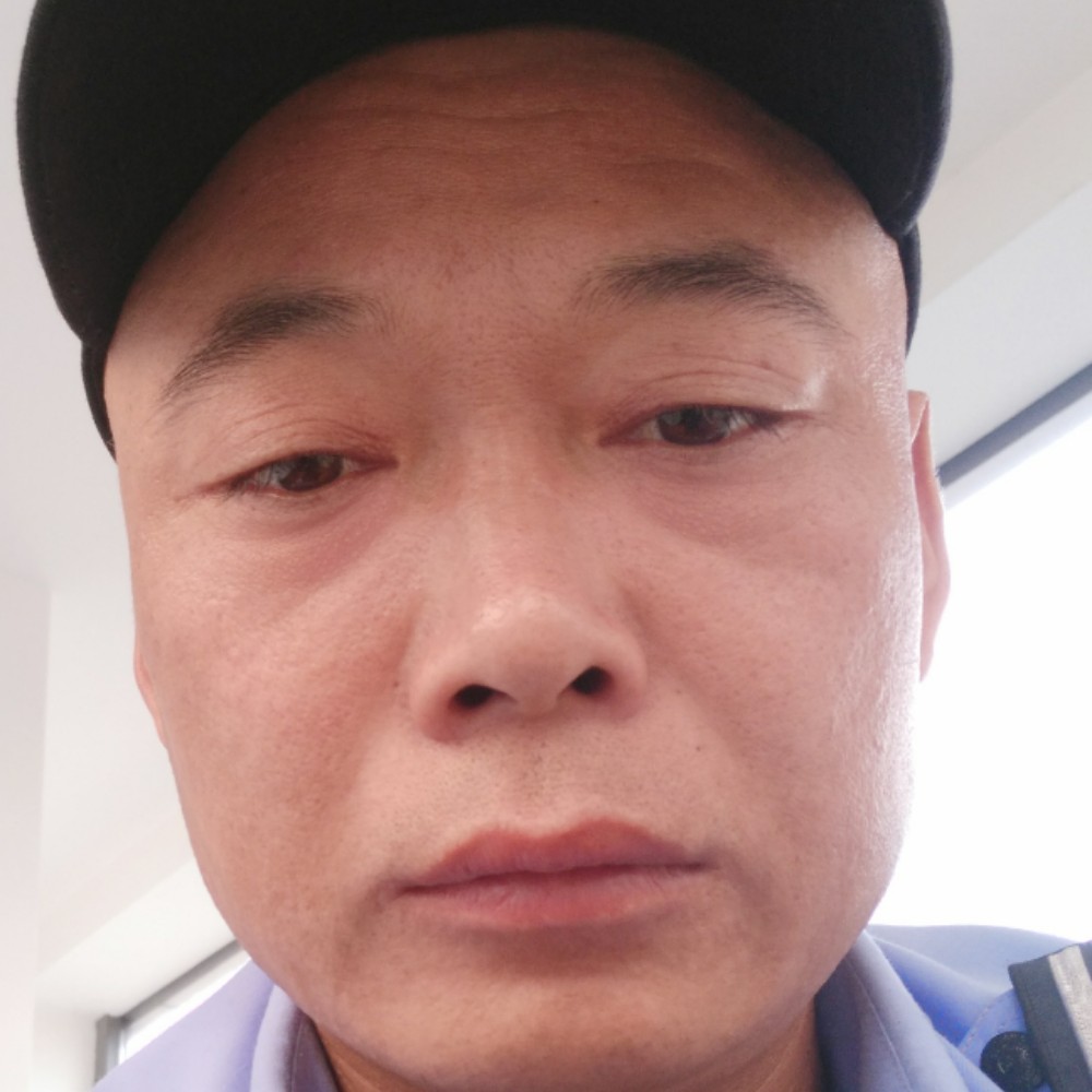 淡定蹙眉寒风的照片