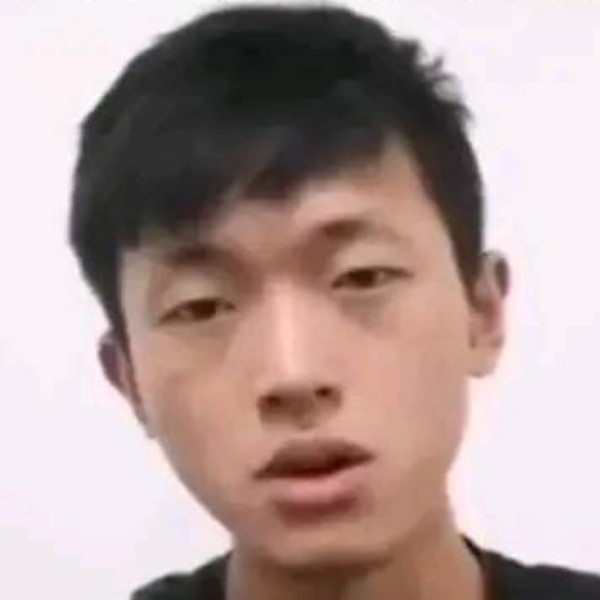 凉笙拿鳗鱼的照片