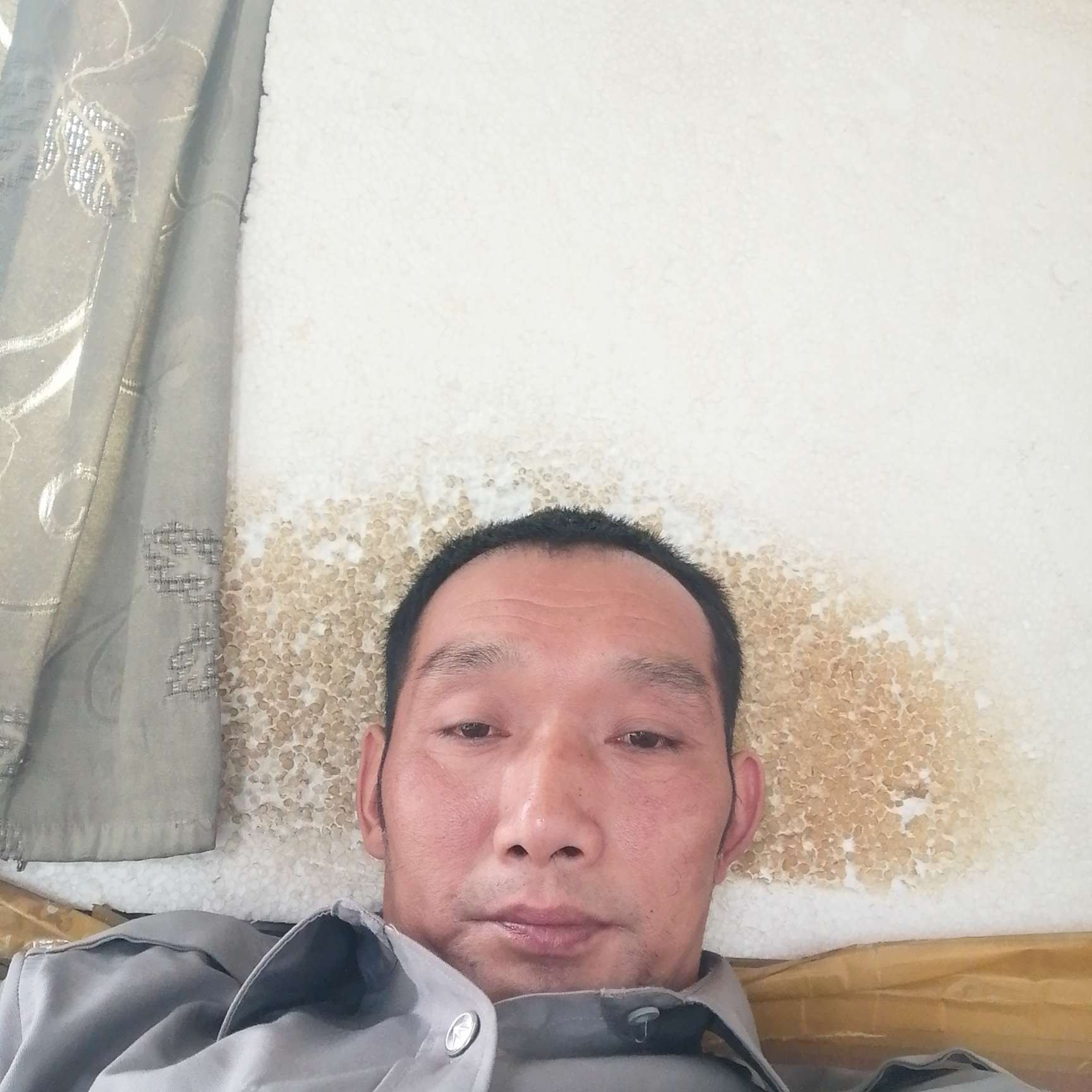 百褶裙那愤怒的照片